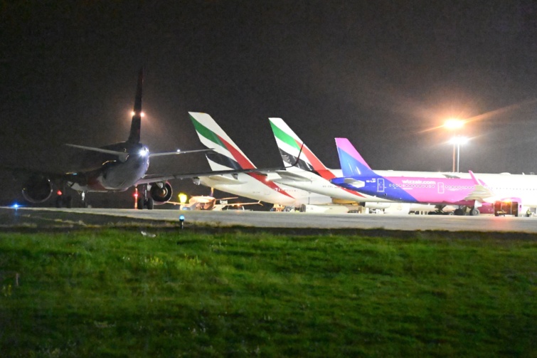 emirates-budapest - Startlap Utazás Az Egyesült Arab Emírségek Emirates légitársaságának egy Airbus A380-as (b) és két Boeing 777-es (b2-b3) típusú gépe a Liszt Ferenc-repülőtéren 2024. október 1-jén, késő éjjel.