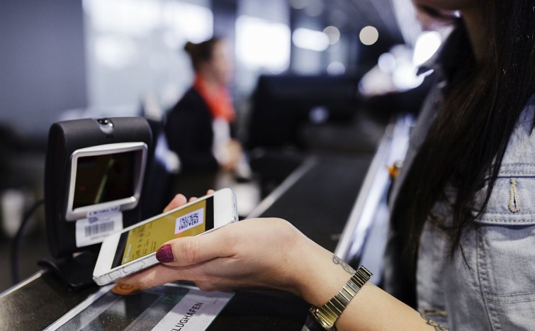 mobiltelefon-szkenneles-utazas - Startlap Utazás Egy QR-kódot szkennel egy nő.