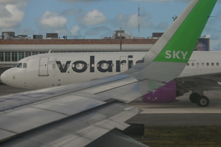 Cancun International Airport - Startlap Utazás A Volaris légitársaság repülője.