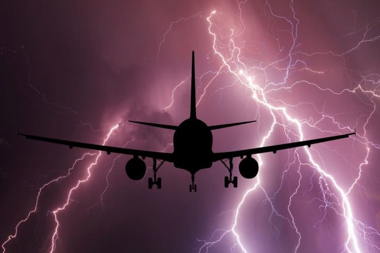 Repülőgép viharban, villámok között
