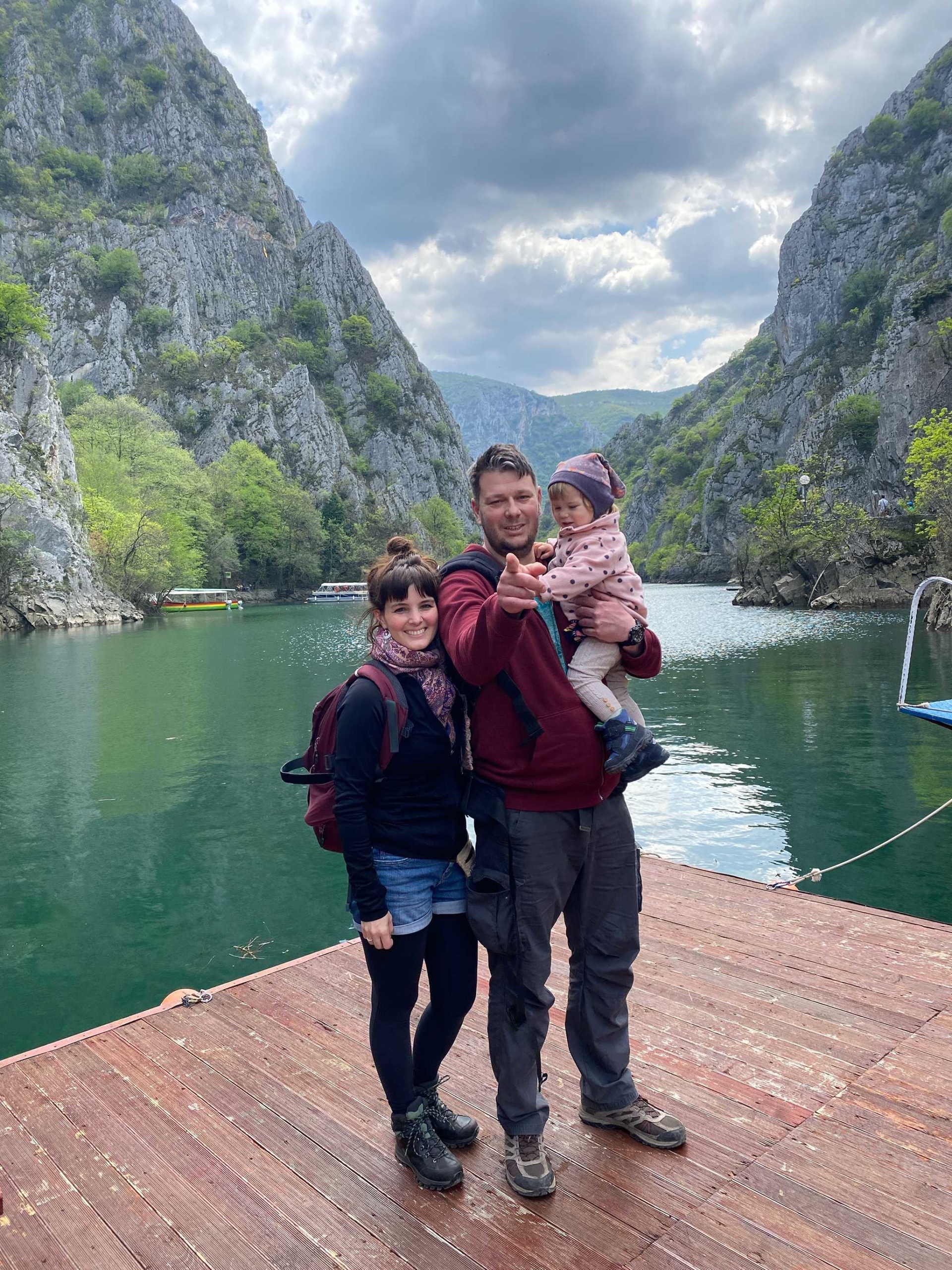 Családi fotó vízparton