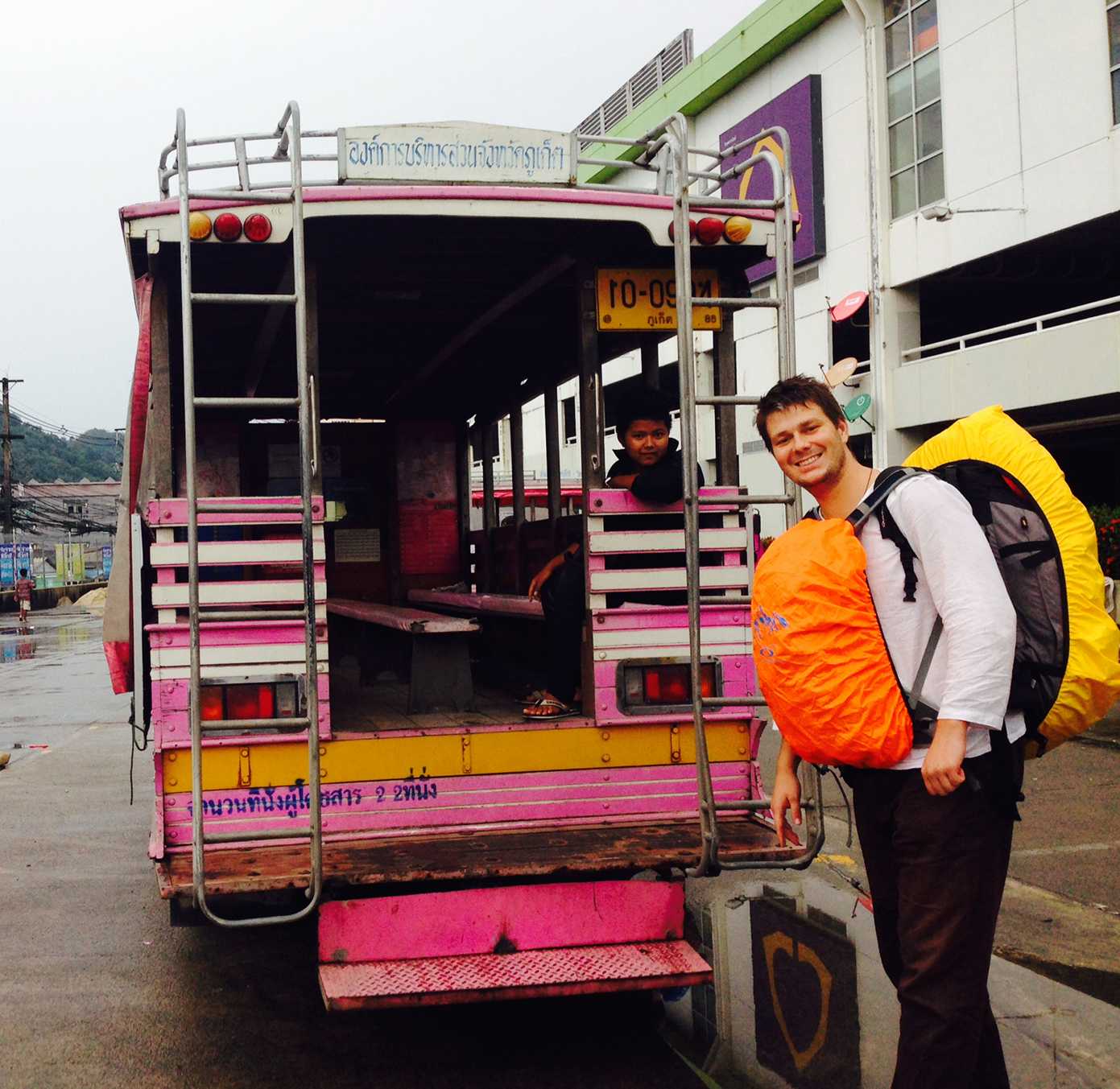 Edvárd és Maja egy busznál