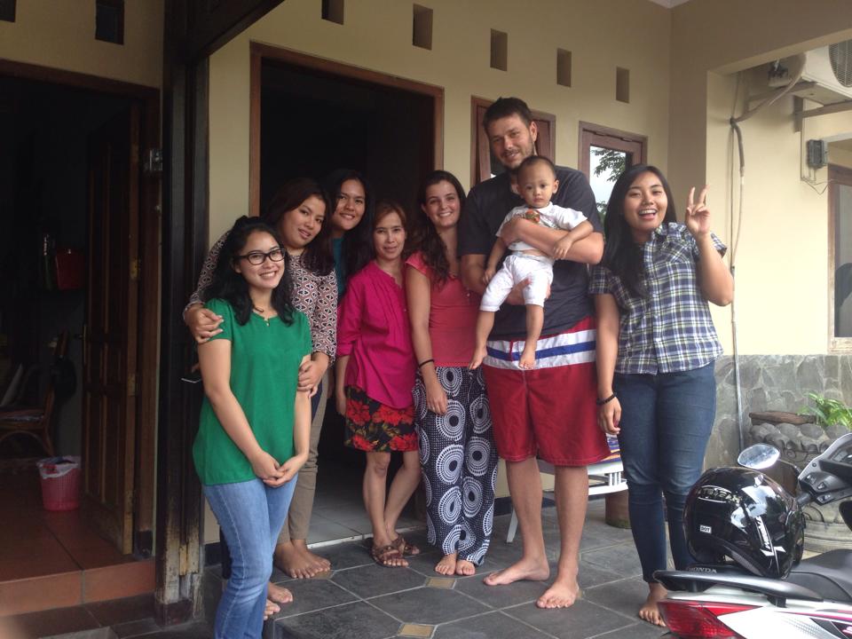 Családi fotó barátokal