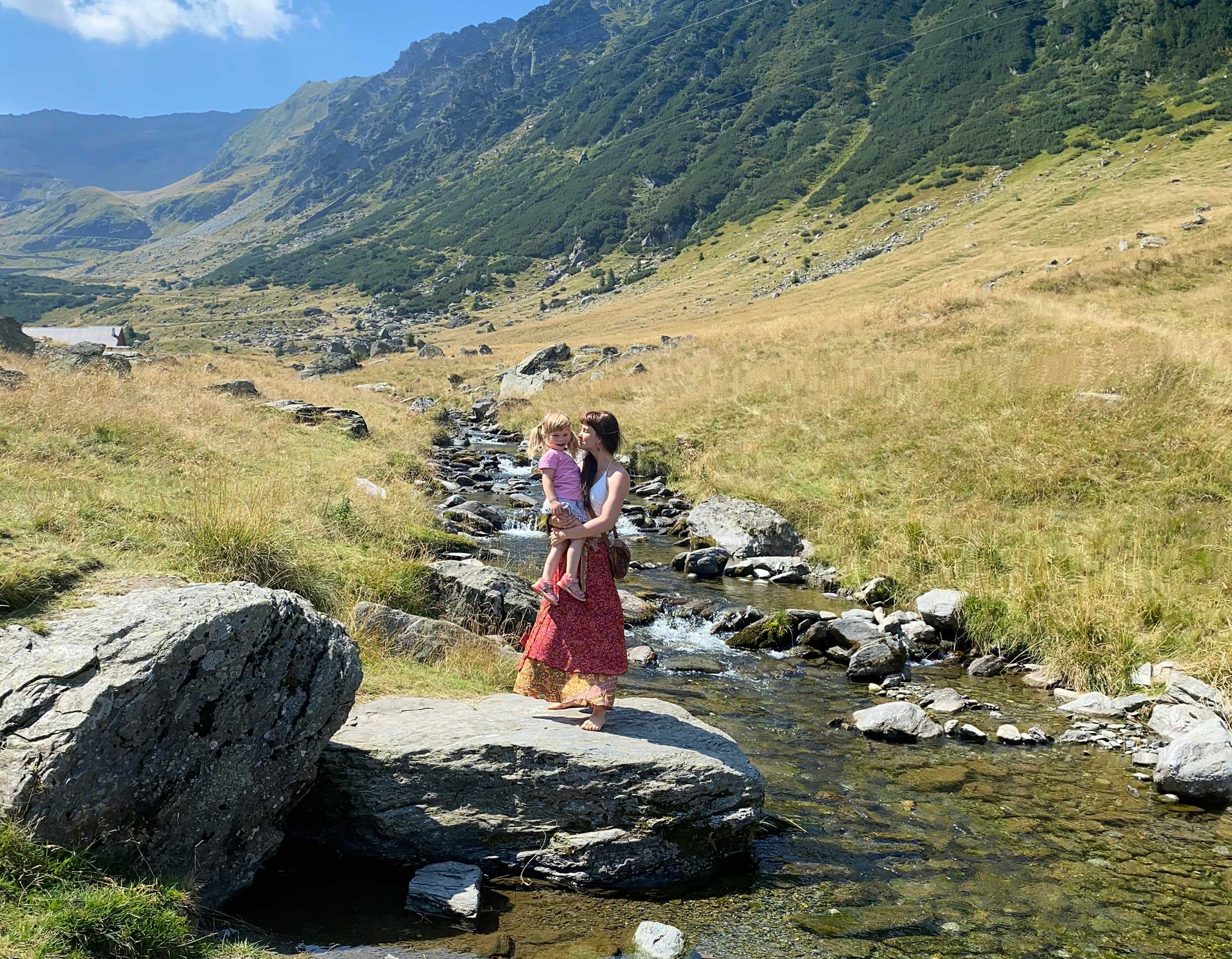 Maja és Dóri vízparton