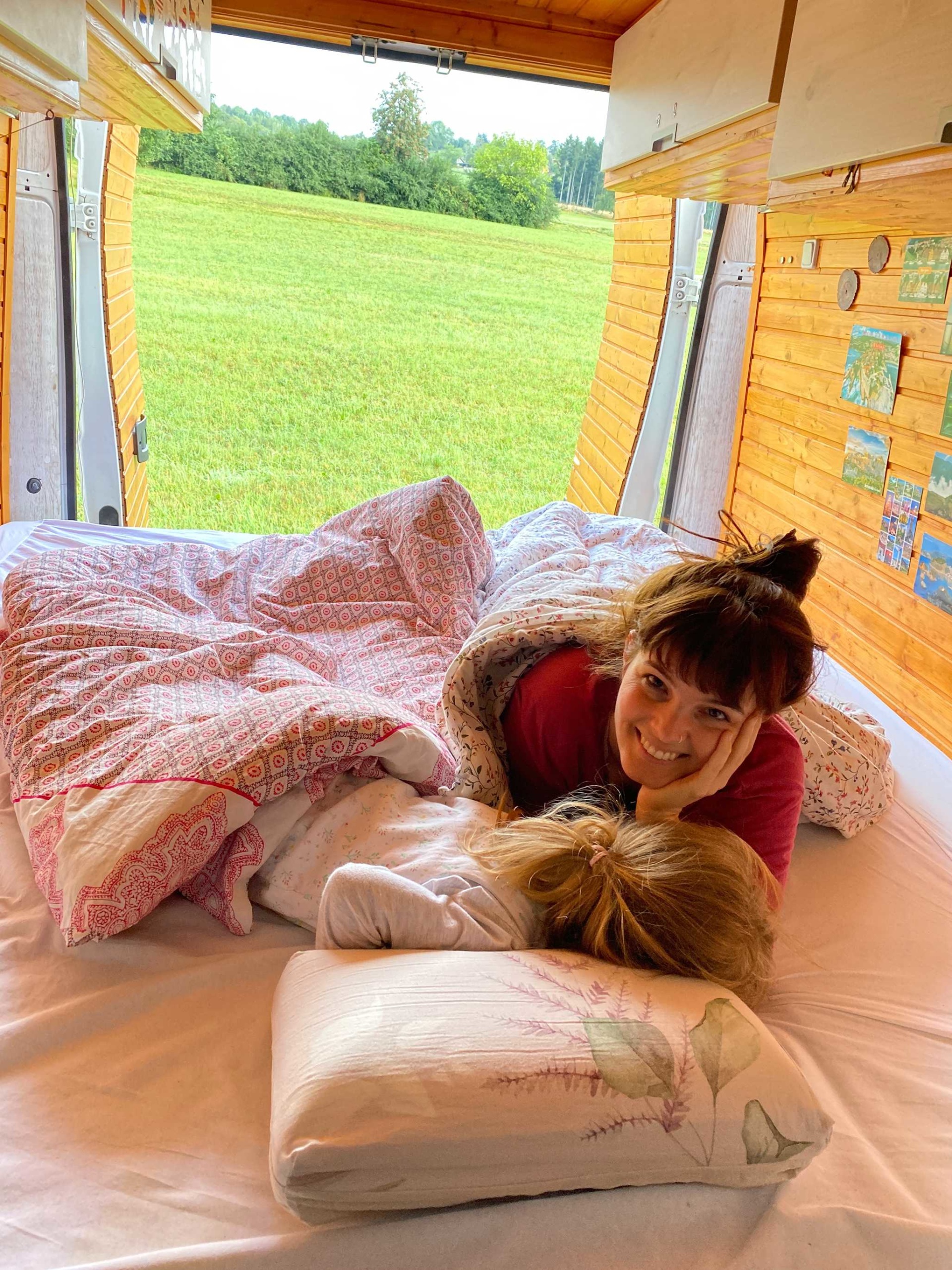 Maja és Dóri alszanak