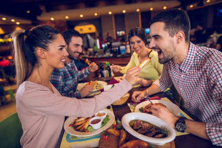 Két nő és két férfi vacsorázik egy étteremben.