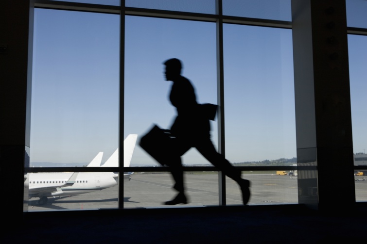 Businessman runs through airport - Startlap Utazás Futó férfi alakja egy repülőtéren