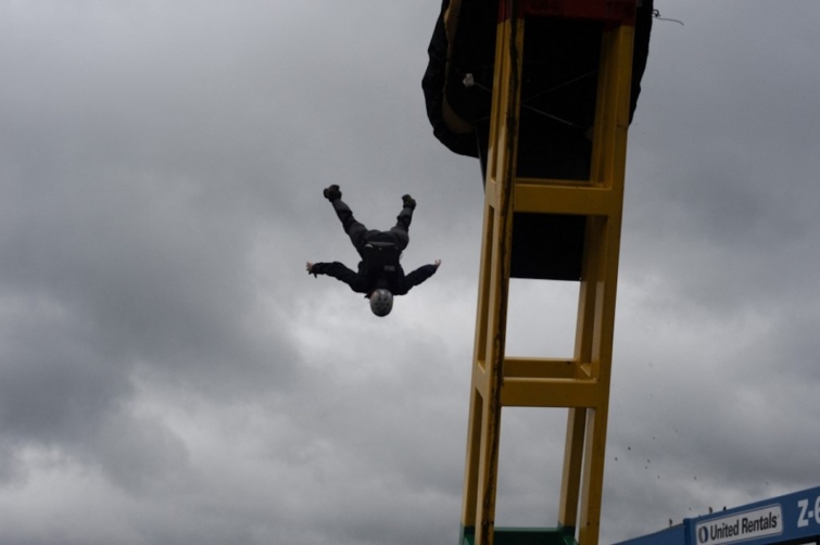New River Gorge hídról ugrik egy férfi