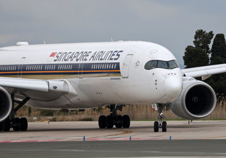 Singapore Airlines Airbus A350-941 on the runway at Barcelona Airport - Startlap Utazás Singapore Airlines repülőgép a kifutón