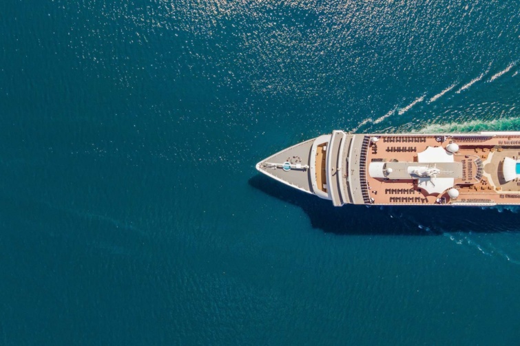 Hajó felülnézetből tengeren