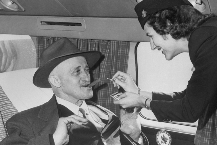 Szivarozik egy utas egy repülőgépen