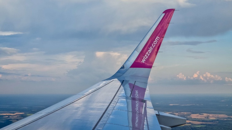 Wizzair gép szárnya a levegőben