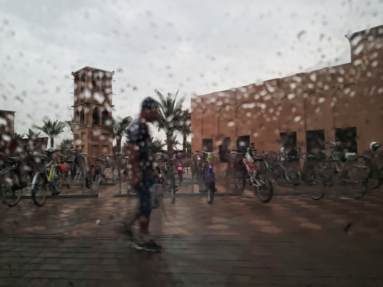 Ugráltak ki az autókból, hogy megérintsék az esőt” – döbbenetes trend a turizmusban - Startlap Utazás Esőturizmus Dubaj