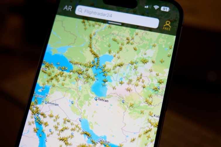 Egy rés látható az Irán feletti légtérben a Flightradar24 alkalmazáson ezen az illusztrációs képen