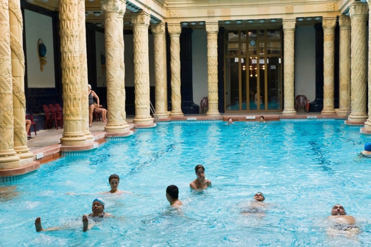 Fürdő belülről néhány fürdőzővel