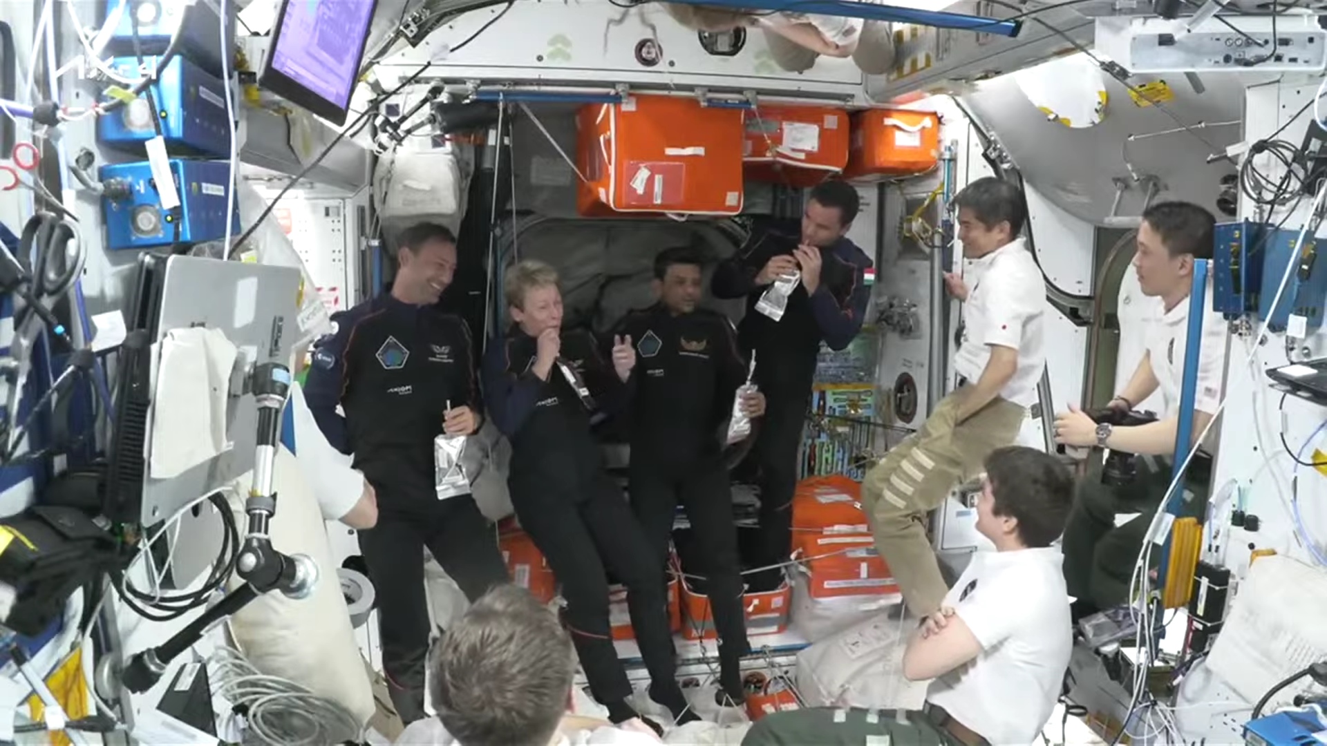 Kapu Tibor és űrhajóstársai a Nemzetközi Űrállomás fedélzetén