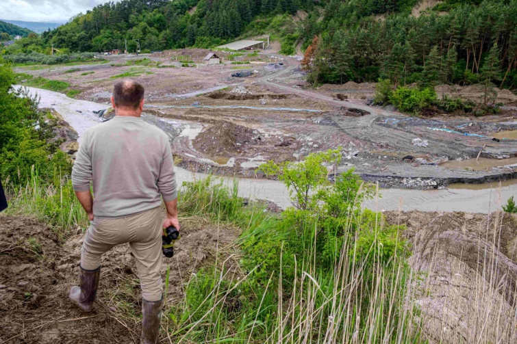 Parajdi lakos nézi a vizet a sóbányánál