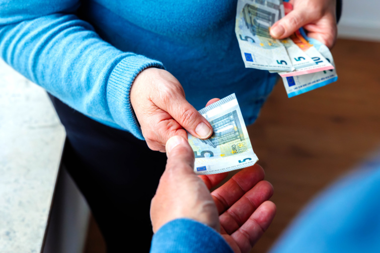 euro - Startlap Utazás Eurót váltó kékruhás emberek