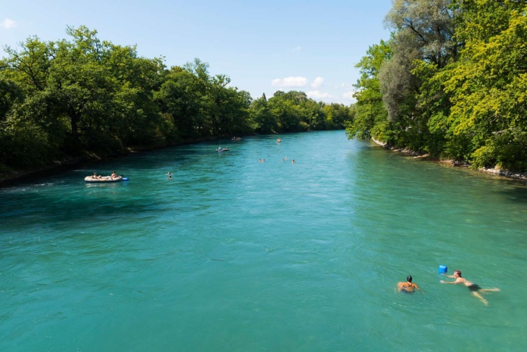 Emberek lebegnek az Aare folyóban