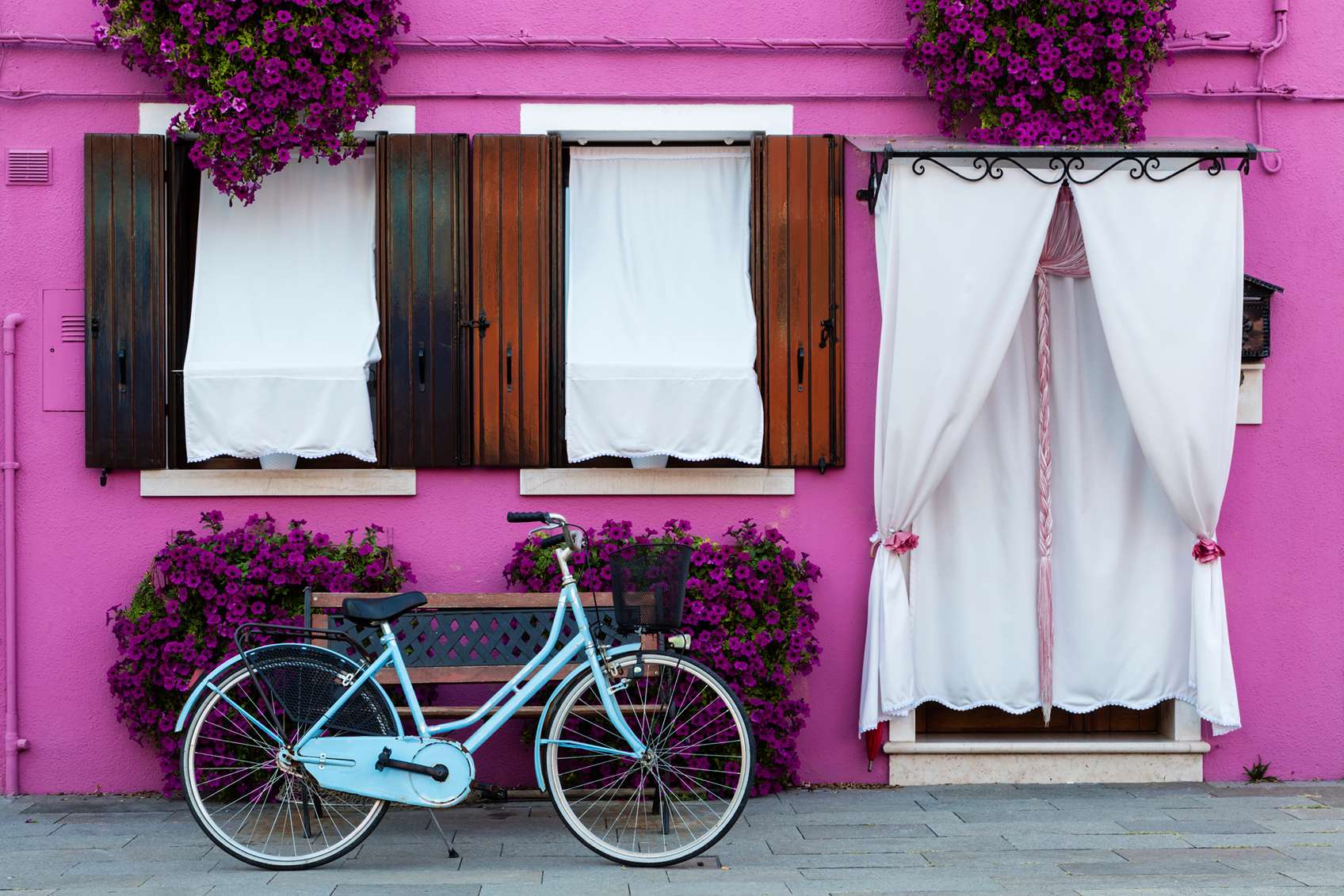 Lila ház biciklivel