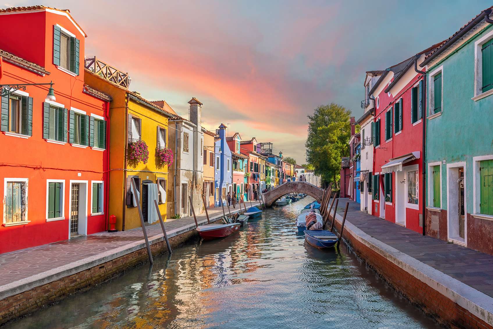 Színes házak Buranóban vízzel