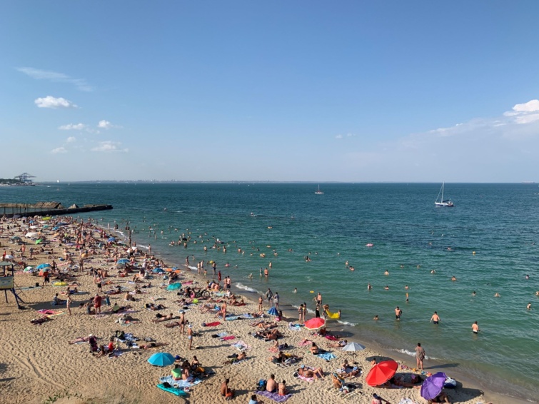 Nyaralók a Fekete-tenger egy homokos srandján