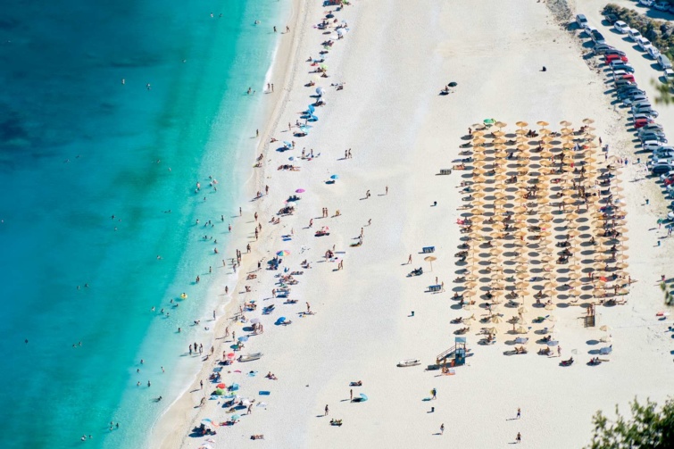 Görög tengerpart fürdőzőkkel madártávlatból