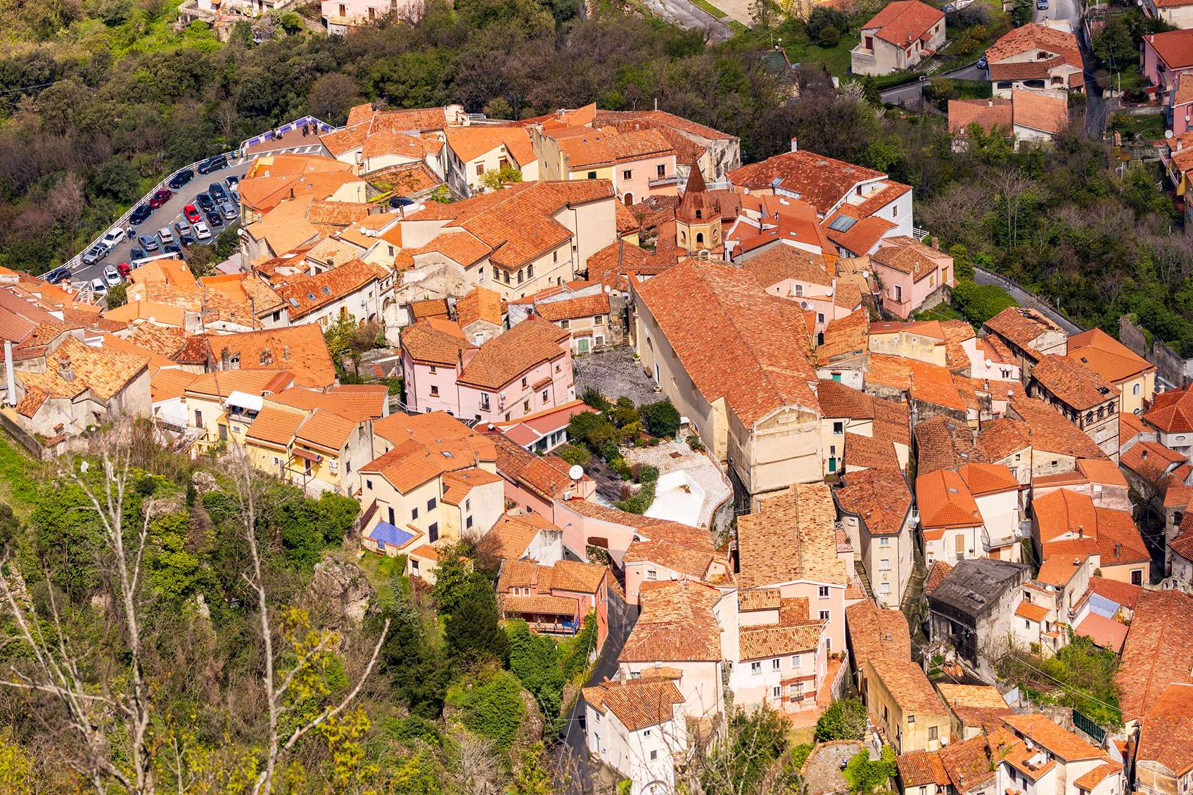 Olasz település a hegyoldalban felülnézetből