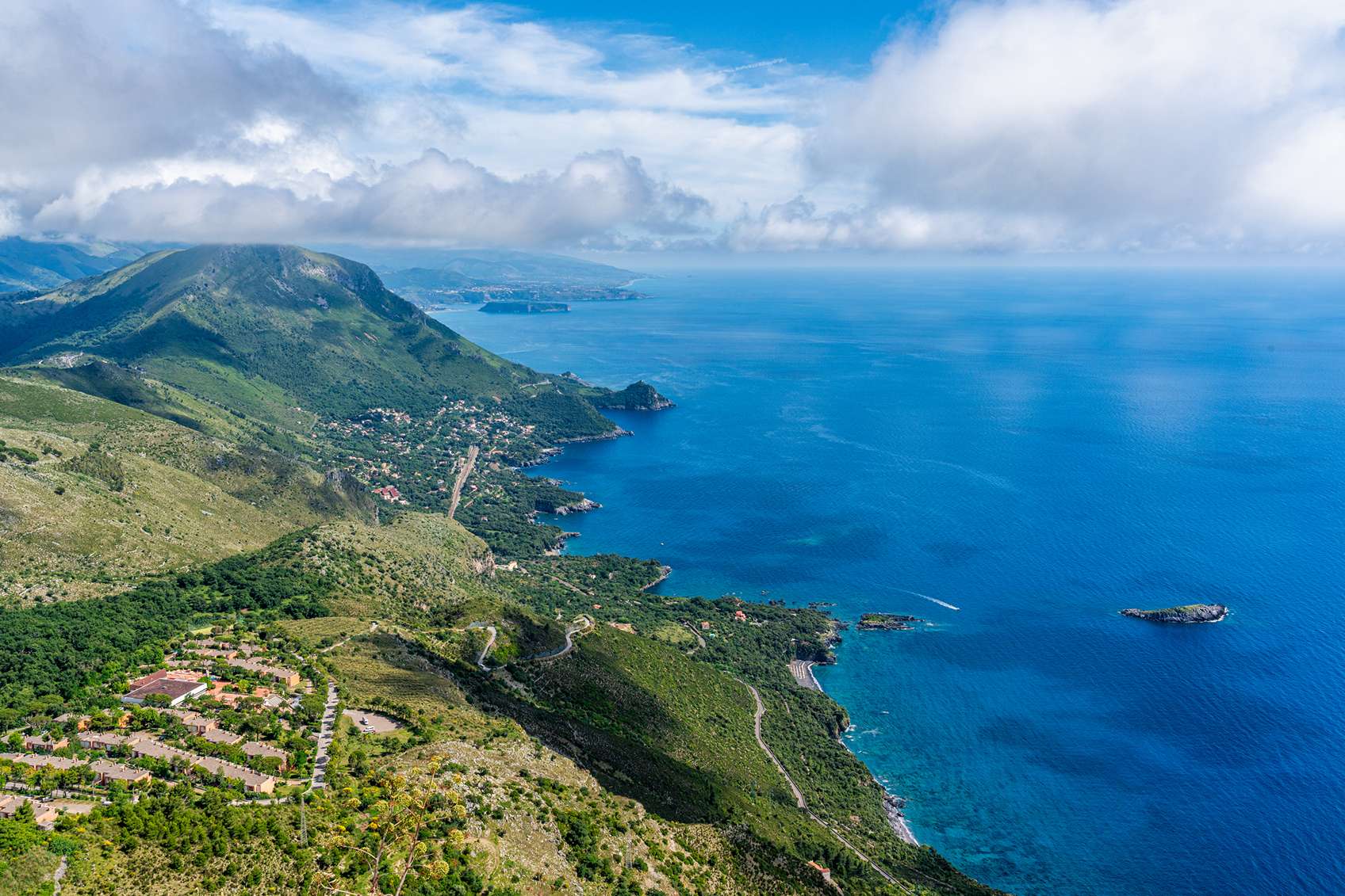 Olasz tengerpart heggyel