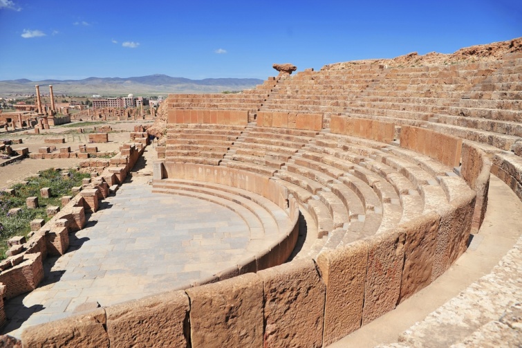 Timgad (az ókori római Thamugadi) egy római kolónia volt, amelyet a semmiből alapítottak Numidiában, egy ókori berber királyságban, amely Észak-Afrikában, nagyjából a mai Algéria területén terült el, és amelynek fenntartásához kizárólag katonai erőforrásokat használtak. Traianus császár alapította körülbelül 100-ban, és több mint 1300 méter magasan, az Aures-hegység utolsó lábainál fekvő száraz fennsíkon állt