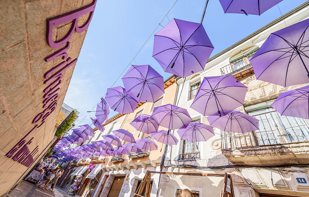 Lila esernyők az utca fölött