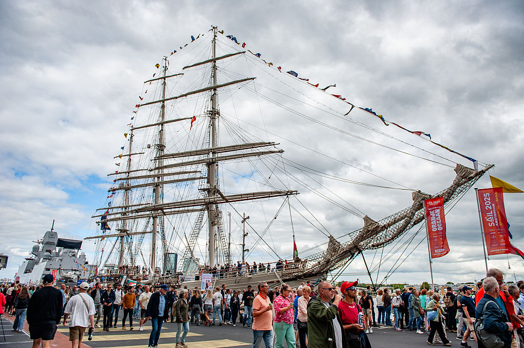Nagy hajó és tömeg