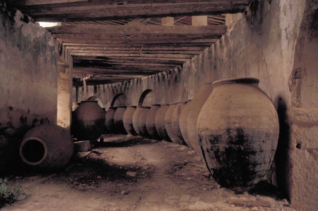 Barlangjárat hordókkal