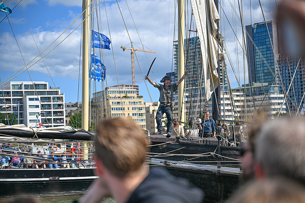 Kalóz az egyik hajón