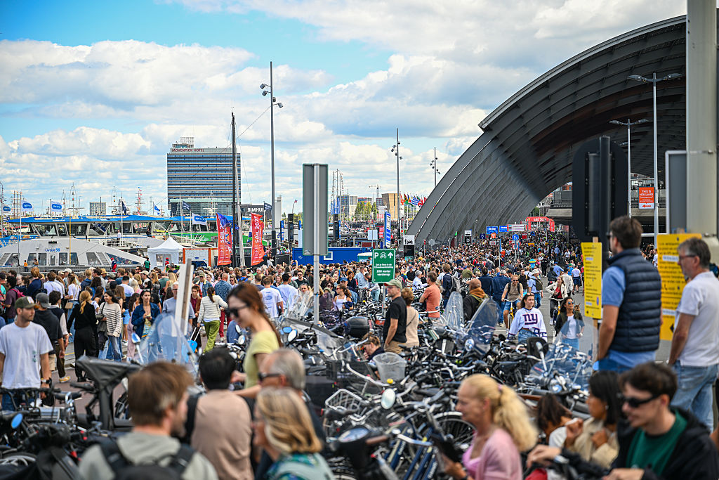 Óriési tömeg a hajók körül