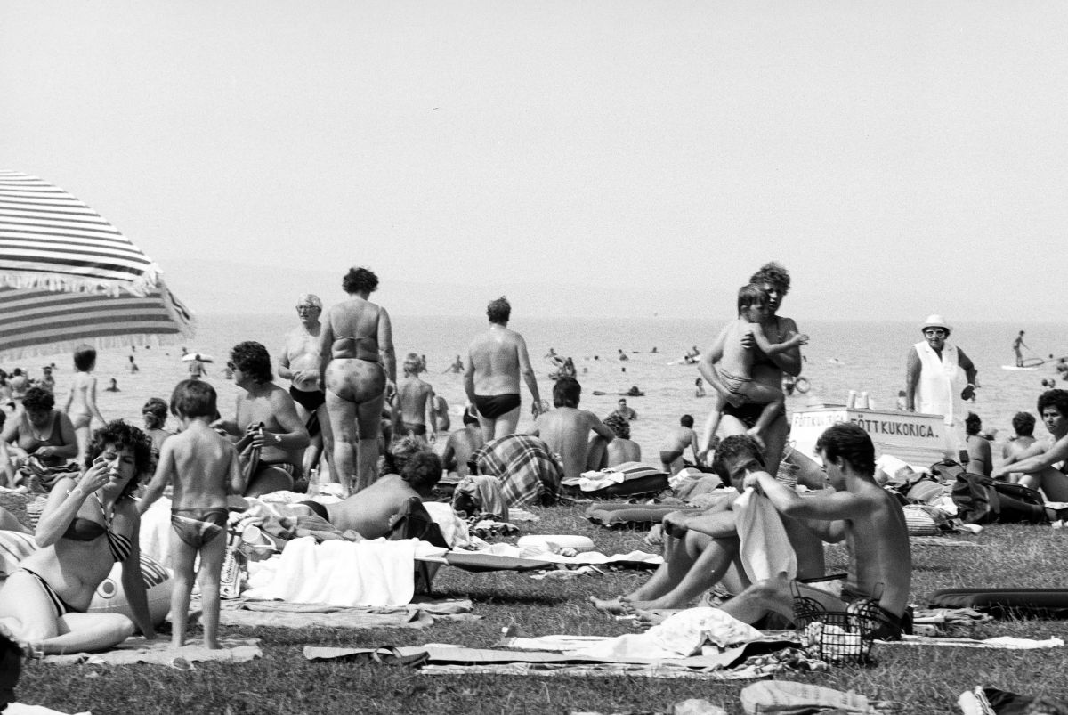 Balatoni strand a hetvenes években