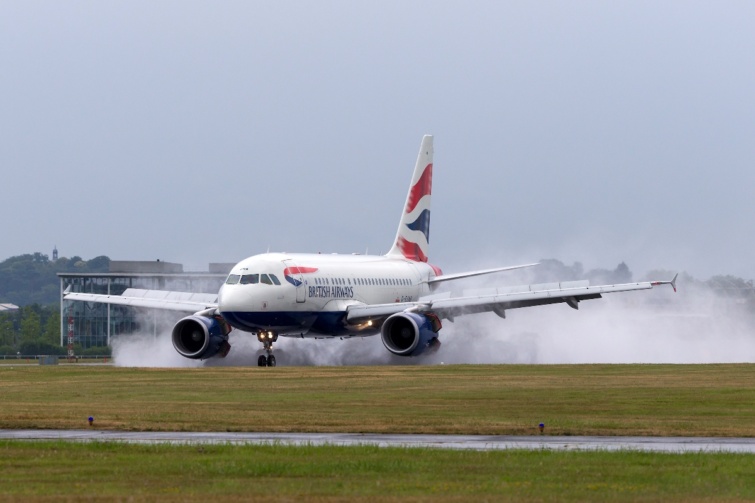 Landol a British Airways egyik gépe egy repülőtéren