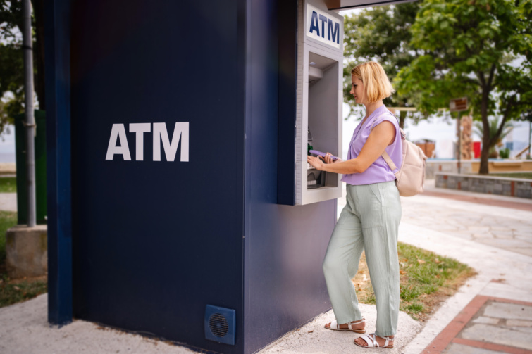 atm - Startlap Utazás Szőke nő görög ATM-nél