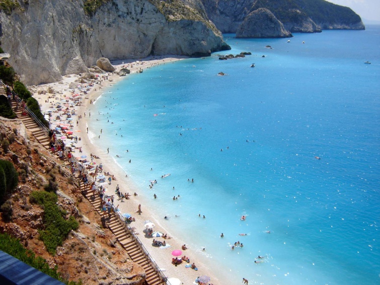 Zajos görög tengerpart fürdőzőkkel