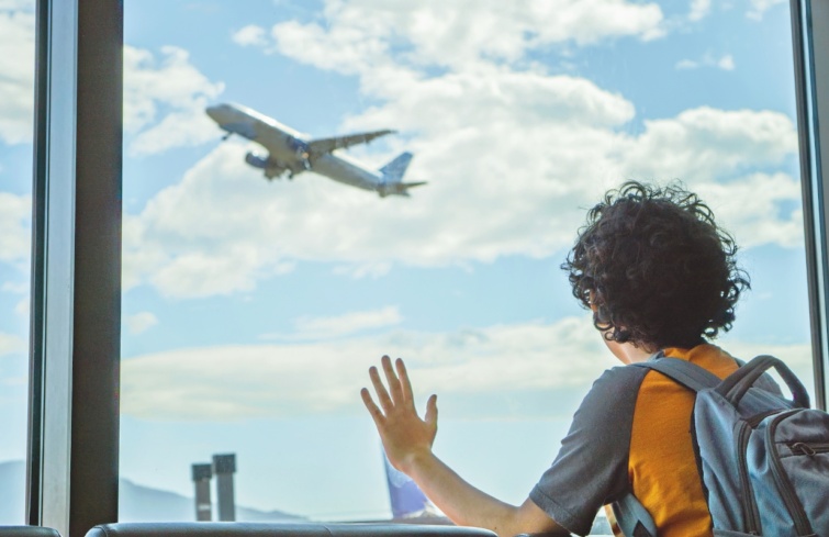 Egy fiú egyedül egy repülőtéren