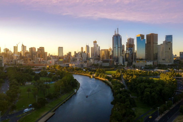 Melbourne városképe a folyóval felülnézetből