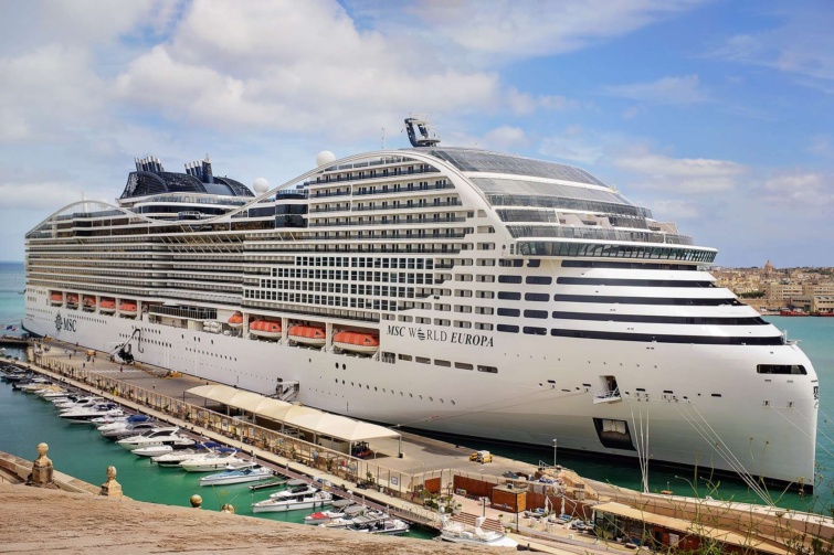 óceánjáró a kikötőben