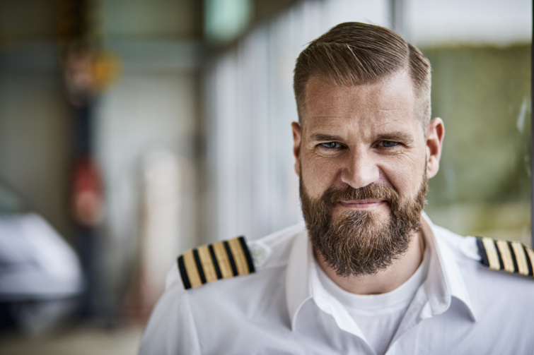 Pilóta szakállas, mosolyog