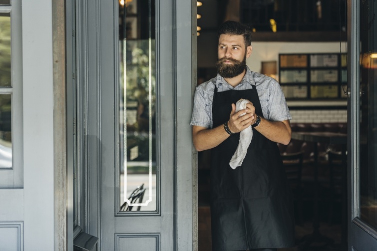 Pincér az étterem ajtajában.