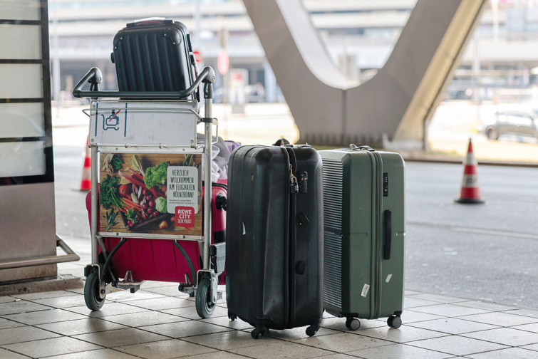 Népszerű kozmetikai eszközt tiltottak ki a poggyászokból - Startlap Utazás Reptéri poggyászok egymás mellett