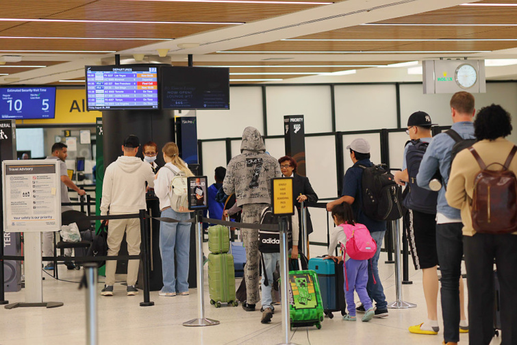 Reptéri ellenőrzéshez várakozó sor