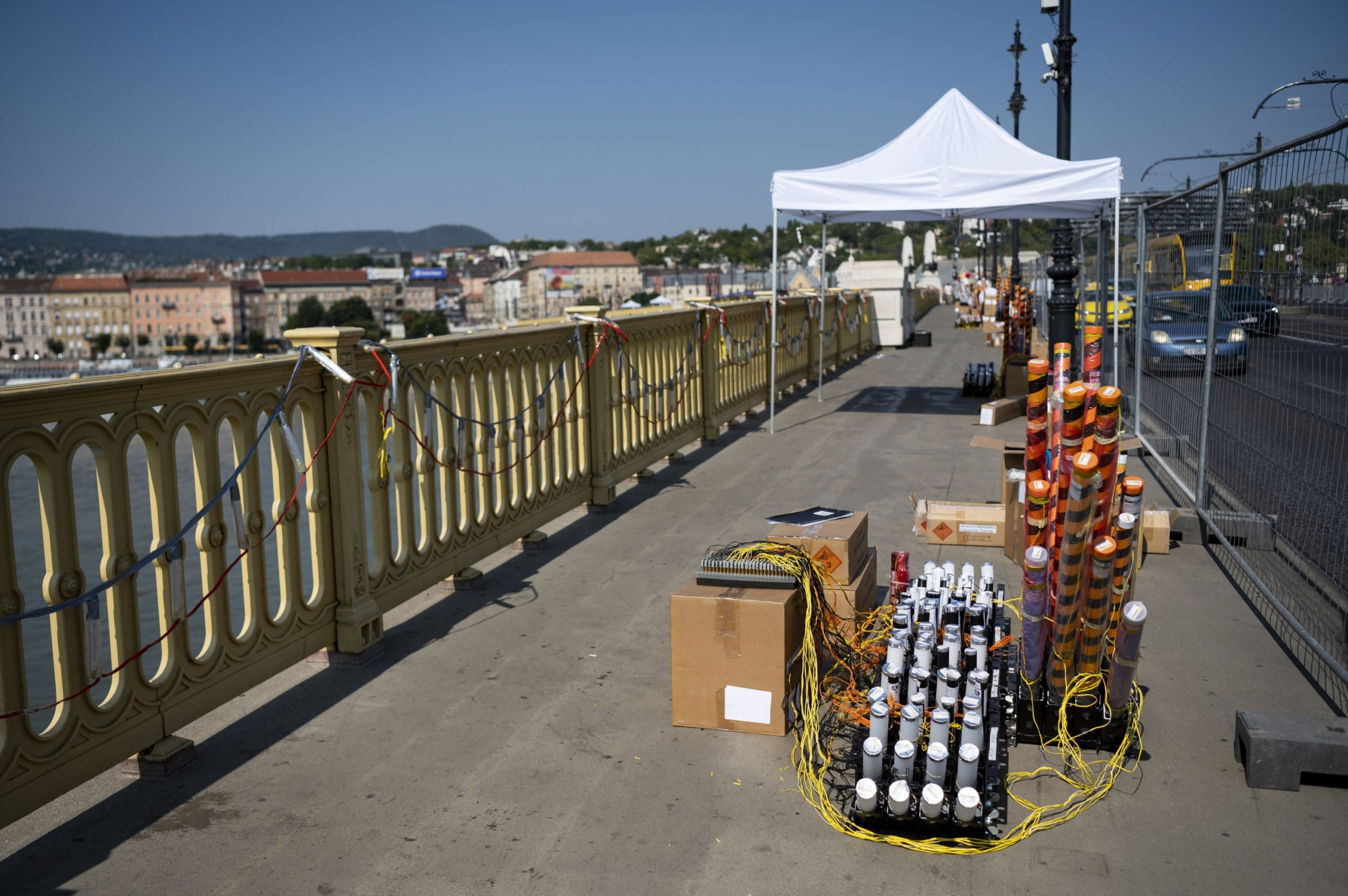 Az augusztus 20-i ünnepi tűzijáték pirotechnikai eszközeinek telepítése a Margit hídon 2025. augusztus 16-án.