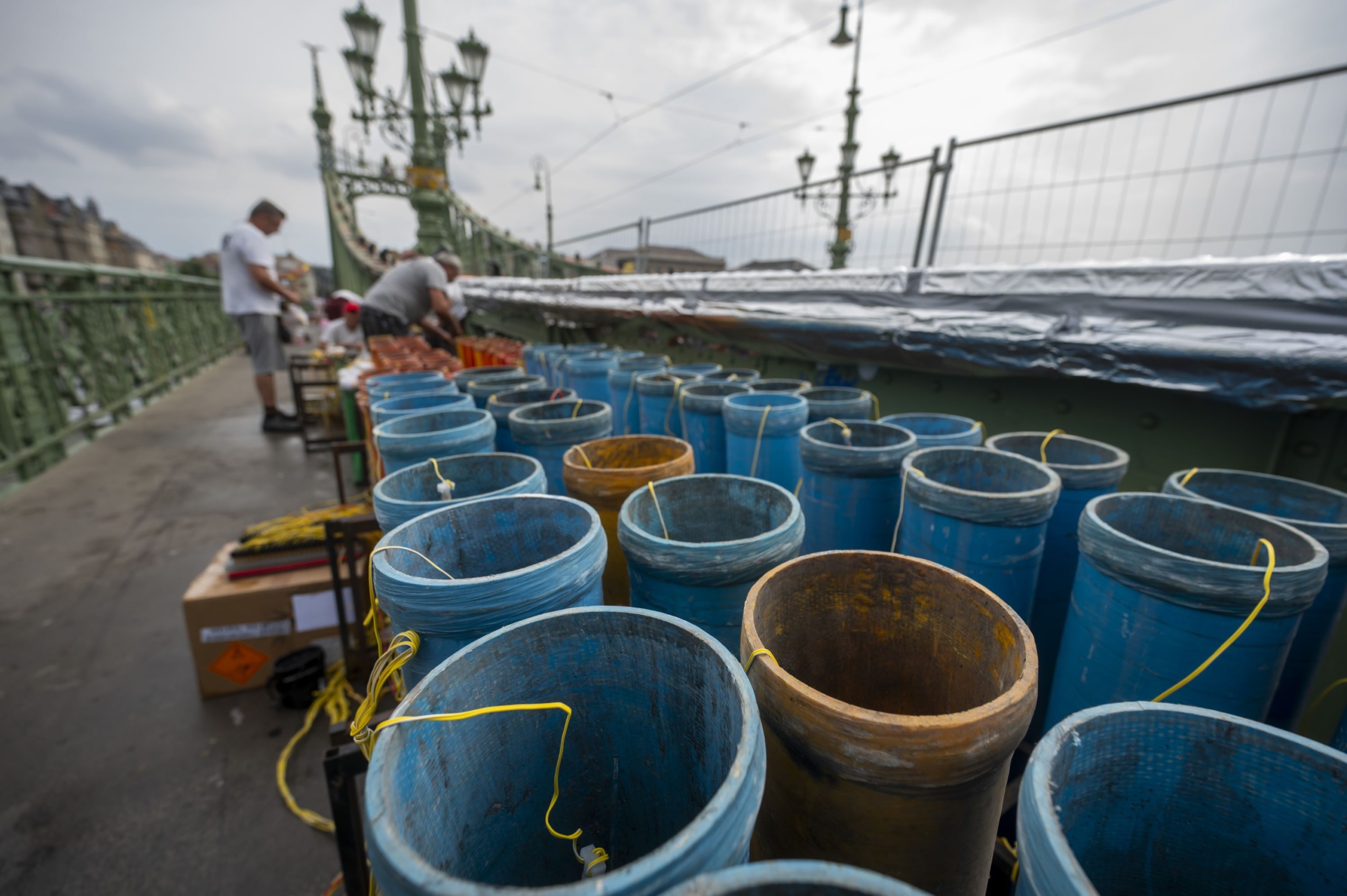 tuzijatek-elokeszulet3 - Startlap Utazás Az augusztus 20-i ünnepi tűzijáték pirotechnikai eszközeinek telepítése a Szabadság hídon 2025. augusztus 17-én.
