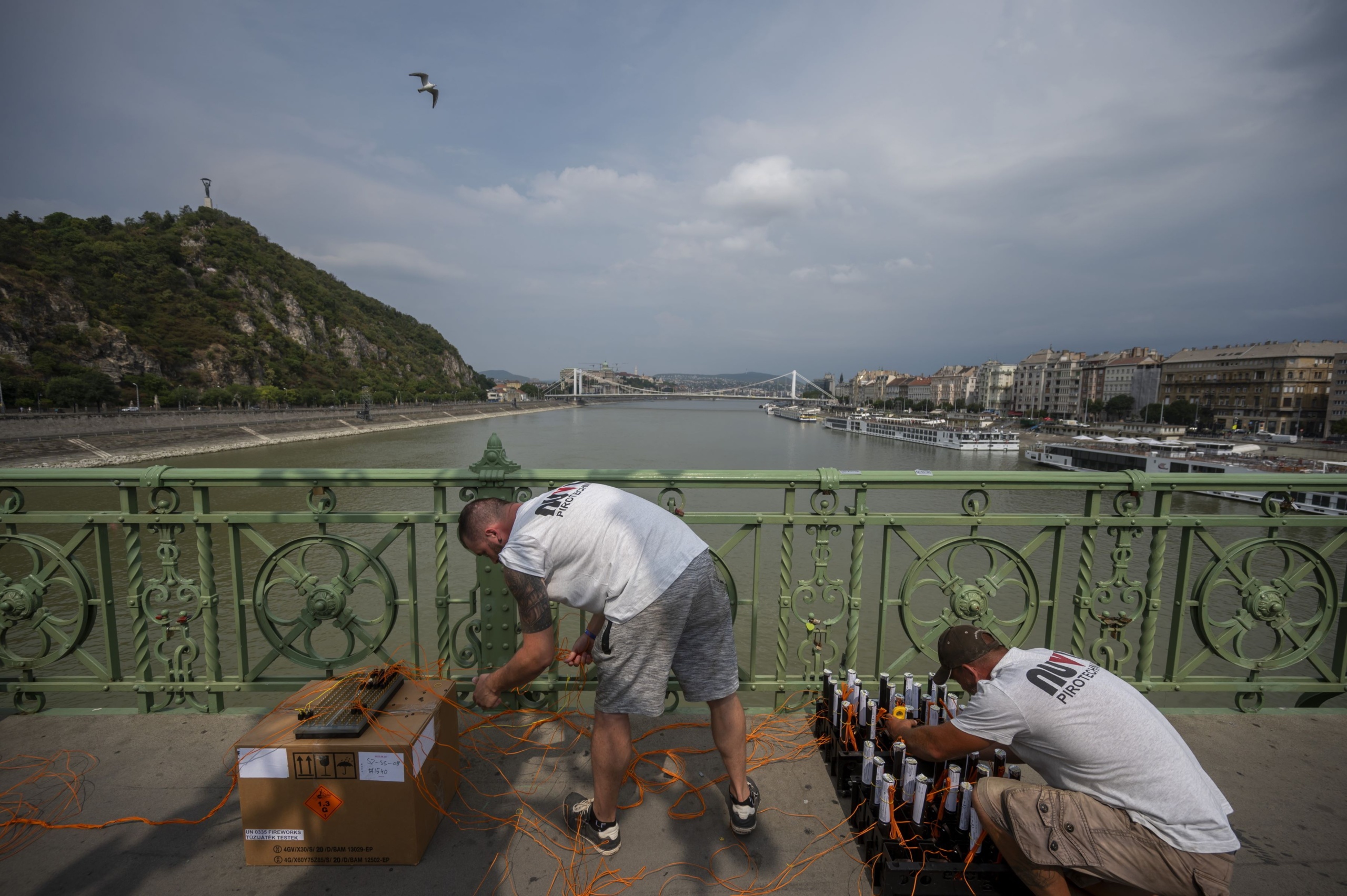 Az augusztus 20-i ünnepi tűzijáték pirotechnikai eszközeinek telepítése a Szabadság hídon 2025. augusztus 17-én.