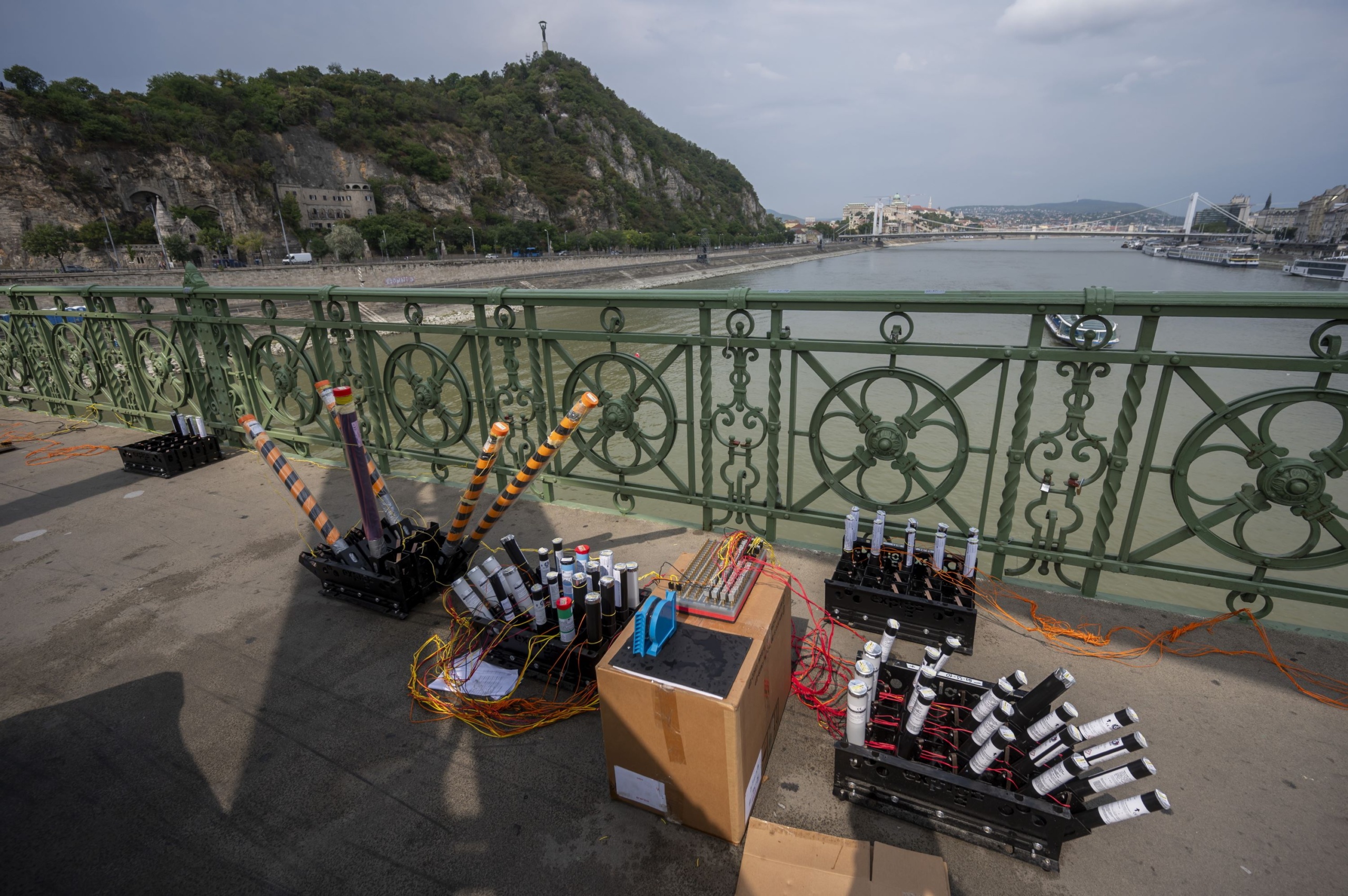 Az augusztus 20-i ünnepi tűzijáték pirotechnikai eszközeinek telepítése a Szabadság hídon 2025. augusztus 17-én.